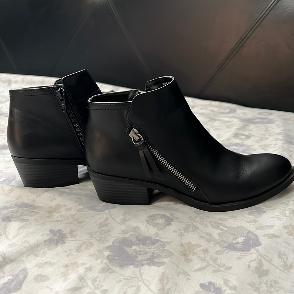 Arizona booties in excellent condition. Size 7.5